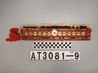 藏品(女子獸牙子安貝額飾)的圖片